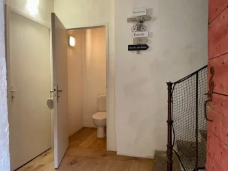 Entrée avec toilettes